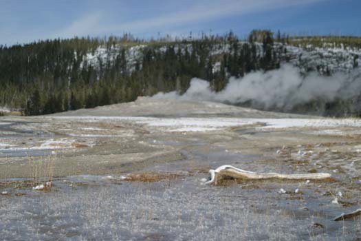 USA WY YellowstoneNP 2004NOV01 OldFaithful 021